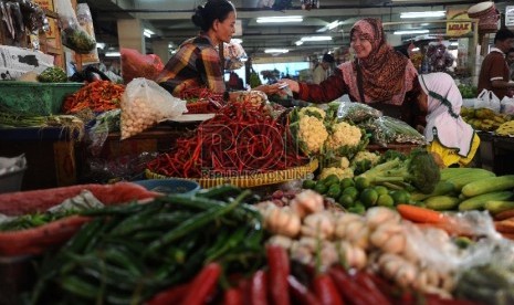 Pedagang sedang melayani pembeli di pasar tradisional, Jakarta.