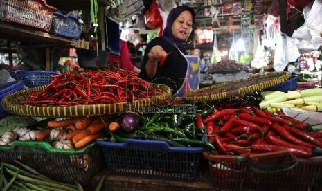 Pedagang sedang memilah cabe merah di pasar tradisional, Jakarta, Senin (3/8).