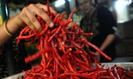 Pedagang sedang memilah cabe merah di pasar tradisional (ilustrasi)