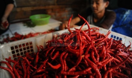 Pedagang sedang memilah cabe merah di pasar tradisional, Jakarta, Senin (3/8).