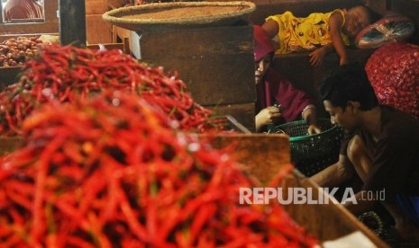  Pedagang sedang memiliah cabai rawit merah di pasar tradisional, Jakarta, Senin (2\1). 