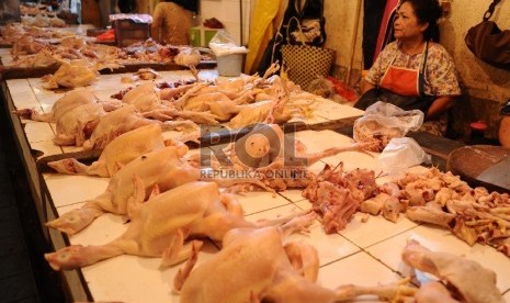 Pedagang sedang memotong ayam dilapak tempat berjualan di pasar tradisional, Jakarta, Selasa (4/8). 