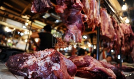  Pedagang sedang memotong bagian daging di pasar tradisional, Jakarta, Senin (13/7).   (Republika/Tahta Aidilla)