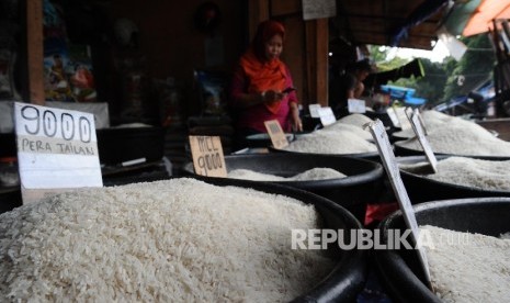 Pedagang sedang menata beras pada kios, Jakarta, Kamis (11/8).  (Republika/Tahta Aidilla)