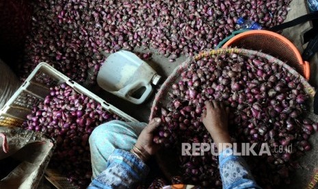  Pedagang sedang mengatur bawang di lapak pasar tradisional, Jakarta, Jumat (1/4).