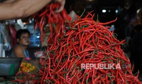 Pedagang sedang mengatur cabai pada kios di pasar tradisional, Jakarta, Selasa (2/2). 