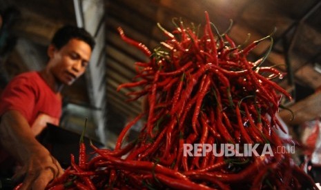  Pedagang sedang mengatur dagangan cabai merah keriting di salah satu pasar tradisional, Jakarta, Senin (21\1).