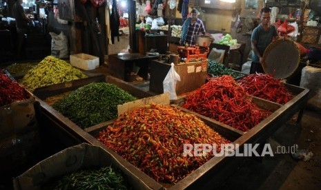  Pedagang sedang mengatur dagangan cabai merah keriting di pasar tradisional. ilustrasi