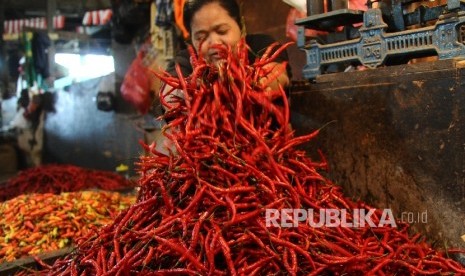  Pedagang sedang mengatur dagangan cabai merah keriting di salah satu pasar tradisional, Jakarta, Senin (21\1).