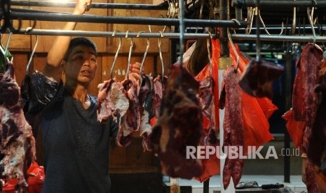  Pedagang sedang menimbang daging di pasar Senen, Jakarta, Ahad (25\12).