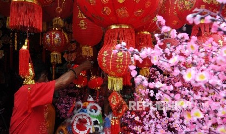  Pedagang sedang merakit ornamen imlek di Jakarta, Selasa (17\1). 