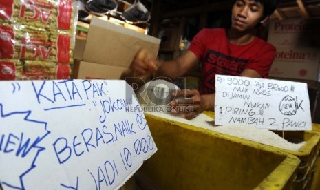  Pedagang sedang merapihkan beras yang dijual pada pasar tradisonal, Jakarta, Kamis (1/10).