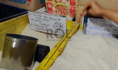  Pedagang sedang merapihkan beras yang dijual pada pasar tradisonal, Jakarta, Kamis (1/10). 