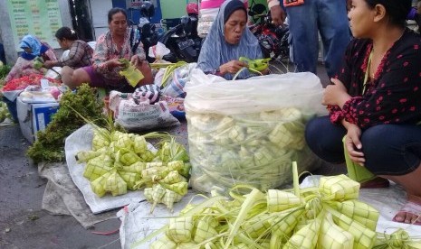 Pedagang selongsong ketupat di Pasar Indramayu, Sabtu (24/6).