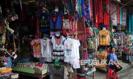 Pedagang souvenir khas Danau Toba melayani wisatawan di Desa Wiata Tomok, Samosir, Sumatra Utara, Senin (22/8).