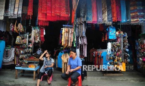 Pedagang sovenir khas Danau Toba menunggu wisatawan di Desa Wiata Tomok, Samosir, Sumatra Utara, Senin (22/8).