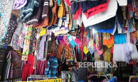 Pedagang suvenir khas Danau Toba melayani wisatawan di Desa Wiata Tomok, Samosir, Sumatra Utara, Senin (22/8). (Republika/Agung Supriyanto)