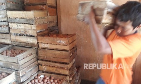 Pedagang telur ayam ras di pasar Induk Legi Solo