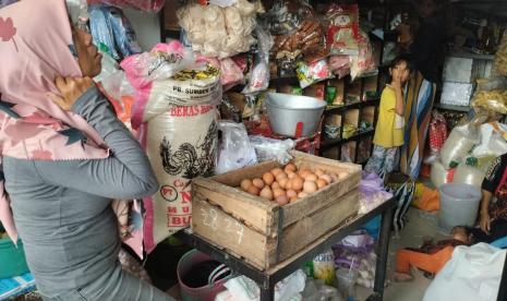 Pedagang telur di pasar tradisional Kota Solo, Jawa Tengah.