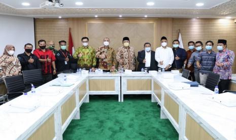 Pedagang warteg yang tergabung dalam Pendawa Karta saat melakukan audensi dengan Fraksi Partai Kebangkitan Bangsa (FPKB) DPR RI, Rabu (3/2).