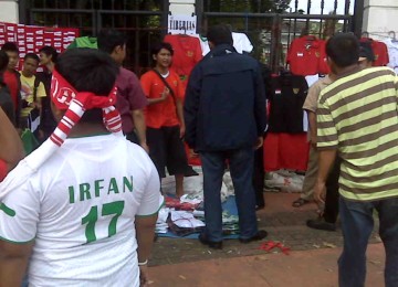 Pedagang Kaus Timnas Indonesia