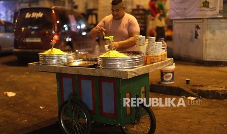 Pedaganga makanan di Nablus Tepi Barat, Palestina menjual dagangannya di malam hari.