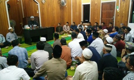  pedakwah asal Papua yang akrab disapa Ustaz Fadzlan itu mengunjungi dua lokasi pertambangan batu bara di pedalaman Kalimantan Tengah, tepatnya di desa Kahukup dan Paring Lahung, Kabupaten Kapuas.