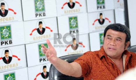  Pedangdut Rhoma Irama memberikan keterangan pers terkait rencana pencalonan dirinya sebagai Presiden Republik Indonesia pada Pemilu 2014 di Jakarta, Sabtu (11/1). (Republika/Aditya Pradana Putra)