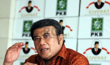  Pedangdut Rhoma Irama memberikan keterangan pers terkait rencana pencalonan dirinya sebagai Presiden Republik Indonesia pada Pemilu 2014 di Jakarta, Sabtu (11/1). (Republika/Aditya Pradana Putra)