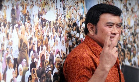  Pedangdut Rhoma Irama memberikan tanda kemenangan 