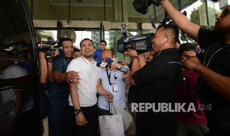 Pedangdut Saipul Jamil, berjalan untuk memasuki kendaraan tahanan seusai menjalani pemeriksaan di Gedung Komisi Pemberantasan Korupsi (KPK), Jakarta, Kamis (22/12).