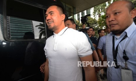 Pedangdut Saipul Jamil, berjalan untuk memasuki kendaraan tahanan seusai menjalani pemeriksaan di Gedung Komisi Pemberantasan Korupsi (KPK), Jakarta, Kamis (22/12). 