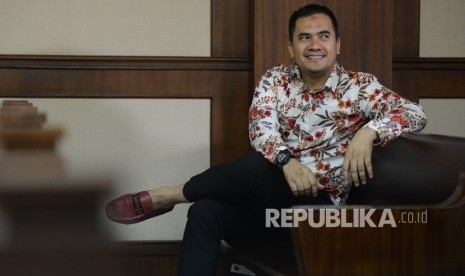 Pedangdut Saipul Jamil bersiap untuk menjalani sidang perdana di Pengadilan Tipikor, Jakarta, Rabu (26/4).