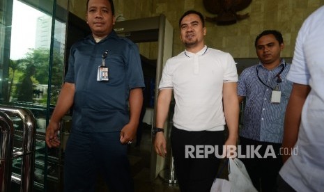 Pedangdut Saipul Jamil (kedua kiri), berjalan untuk memasuki kendaraan tahanan seusai menjalani pemeriksaan di Gedung Komisi Pemberantasan Korupsi (KPK), Jakarta, Kamis (22/12).