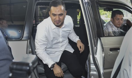 Pedangdut Saipul Jamil keluar dari mobil tahanan. 