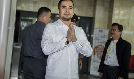 Pedangdut Saipul Jamil memberikan salam saat tiba untuk menjalani pemeriksaan di Gedung KPK, Jakarta, Kamis (21/7). 