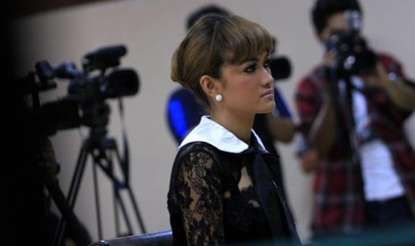 Pedangdut yang juga artis peran, Julia Perez atau Jupe, saat menghadiri sidang vonis atas dirinya di Pengadilan Jakarta Timur, Jakarta, Selasa (11/10). Julia Perez di jatuhin vonis tiga bulan penjara dengan masa percobaan enam bulan atas kasus penganiayaan