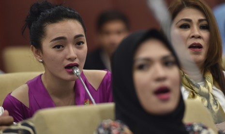 Pedangdut Zaskia Gotik (kiri) mengikuti Sosialisasi 4 Pilar bertema Pancasila adalah Hidup Kita di Komplek Parlemen Senayan, Jakarta, Kamis (7/4). 