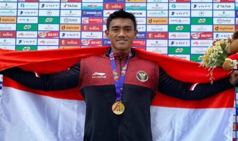 Pedayung asal Kabupaten Demak, Tri Wahyu Buwono usai pengalungan medali emas nomor K-4 1.000 meter, cabang olahraga Kano/ Kayak, SEA Games Vietnam 2021, yang digelar di kompleks Thuy Nguyen Hai Phong Aquatics Center, Vietnam, Rabu (18/5).