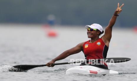 Pedayung Papua Stevani Maysche Ibo meluapkan kegembiraan usai finish pertama dalam final canoeing WK1 200 PON Papua di Teluk Youtefa, Papua, Jumat (1/10/2021). Stevani Maysche Ibo berhasil meraih medali emas, sementara medali perak direbut pedayung Raudani Fitra asal Riau dan medali perunggu diraih pedayung Riana Yulistrian asal Jawa Barat.