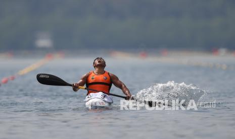 Pedayung Riau Maizir Riyondra meluapkan kegembiraannya usai memenangkan final canoeing MK1 1000 PON Papua di Teluk Youtefa, Papua, Selasa (28/9/2021). Maizir berhasil meraih emas, sementara perak direbut Joko Andriyanto asal Jambi dan perunggu diraih Angga Suwandi Putra asal Jakarta. 