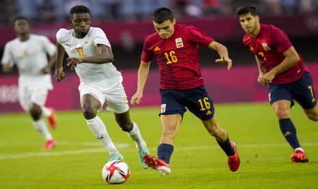 Pedri Gonzalez (16) dari Spanyol dan Eboue Kouassi dari Pantai Gading memperebutkan bola dalam pertandingan sepak bola perempat final putra di Olimpiade Musim Panas 2020, Sabtu, 31 Juli 2021, di Rifu, Jepang, Tokyo. 