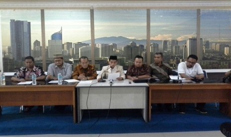 Pedri Kasman (tengah) saksi kasus penistaan agama dan kuasa hukum Irena Handono saat jumpa pers di Gedung Dakwah PP Muhammadiyah, Menteng, Jakarta Pusat, Jumat (13/1).