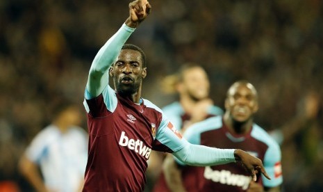 Pedro Obiang merayakan golnya ke gawang Huddersfield Town.