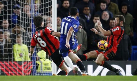 Pedro saat mencetak gol ketiga Chelsea ke gawang Bournemouth.