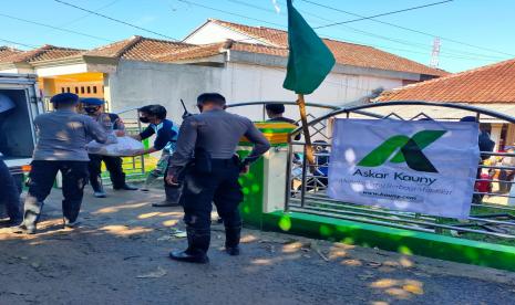 Peduli korban banjir bandang di Kecamatan Cicurug, Kabupaten Sukabumi, Tim Solidarity Care Indonesia - Askar Kauny mendirikan posko dan menyalurkan bantuan tahap pertama kepada para korban. Bantuan berupa sembako, makanan instan, obat-obatan hingga kebutuhan bayi, diberikan kepada ratusan warga yang terdampak. 