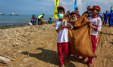 Peduli Sampah Nasional: Sejumlah siswa membawa karung berisi sampah pada kegiatan Hari Peduli Sampah Nasional (ilustrasi)