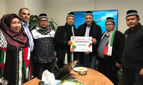 Penyerahan bantuan ke Palestina (foto atas), Ketua Dewan Pembina JSIT Indonesia Sukro Muhab di Palestina (foto bawah).