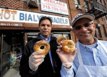 Peerzada Shah dan Zafaryab Ali berpose di depan toko roti bagel 'Hot Bialys & Bagels'.