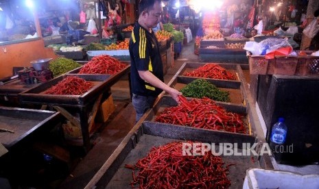  Pegadang menata cabai di Pasar Senen Jakarta Pusat, Ahad (4/12).